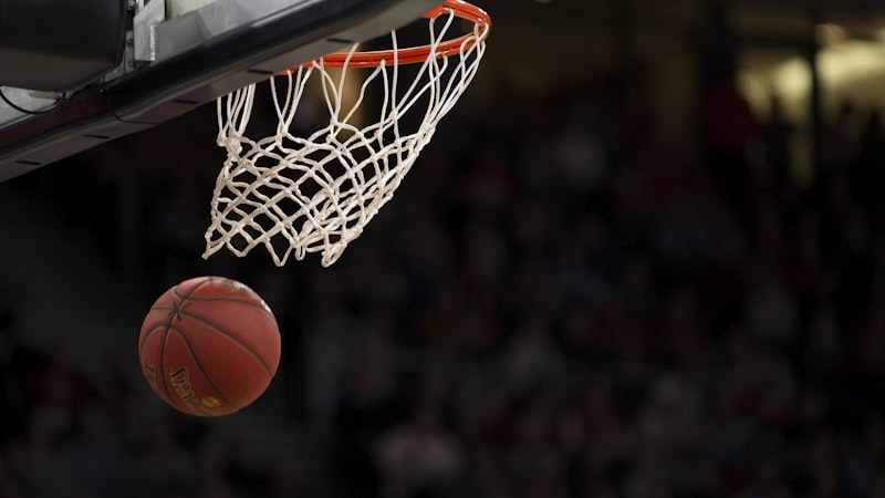 NBA季后赛精彩对决直播画面 - 湖人队球员突破上篮瞬间
